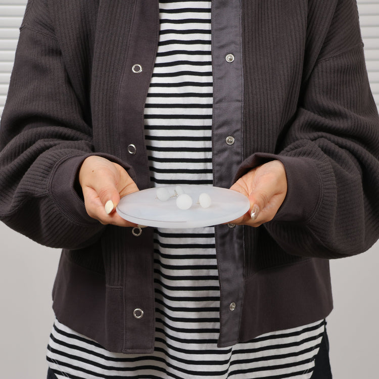 tiinei / 標本箱ピアスガラス・丸 ソフトグレー