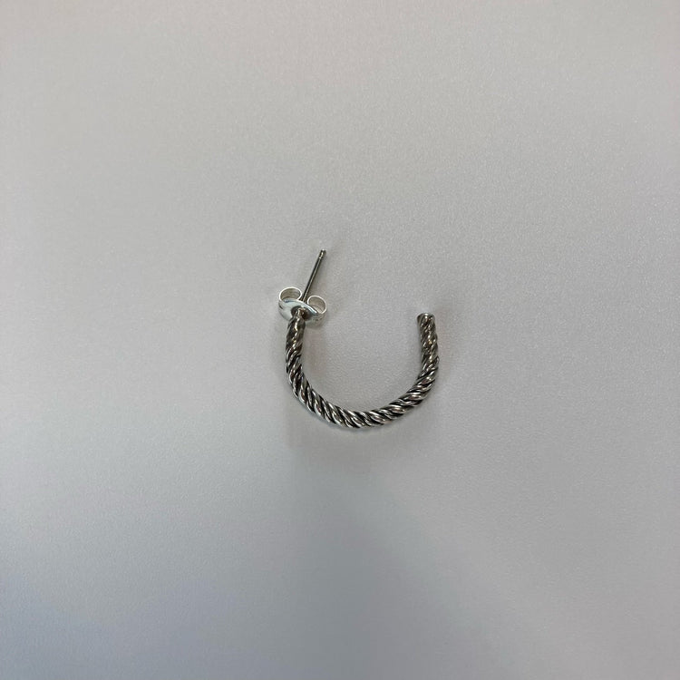 FIRST AMERICAN TRADERS/スターリングシルバー フープピアス ツイストライン SA