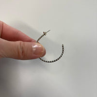 FIRST AMERICAN TRADERS/スターリングシルバー フープピアス ダブルツイストライン MB