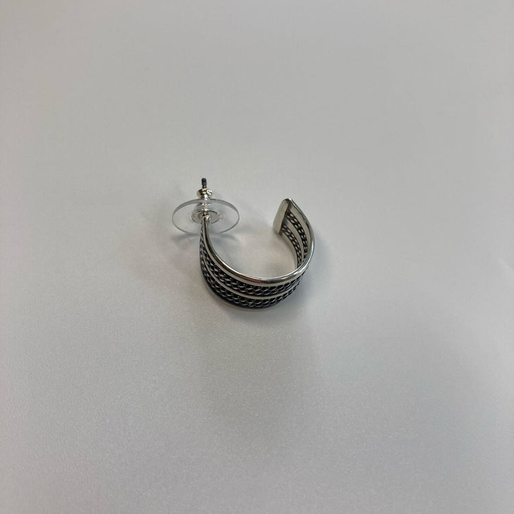 FIRST AMERICAN TRADERS/スターリングシルバー フープピアス ツイストサンド SB