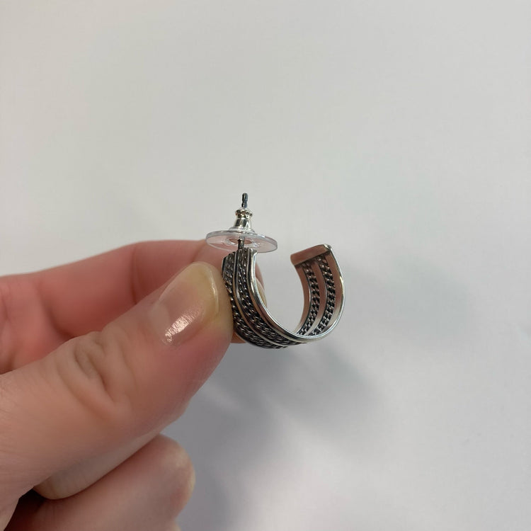 FIRST AMERICAN TRADERS/スターリングシルバー フープピアス ツイストサンド SB