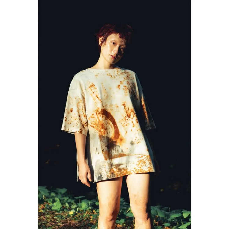 armi ar070143 SEED CYCLE × WhERE is FAKE × MISAKI USHIOZU CAPSULE COLLECTION RUST DYED (HEAVY) SIDE-SLIT SHORT SLEEVE TEE
