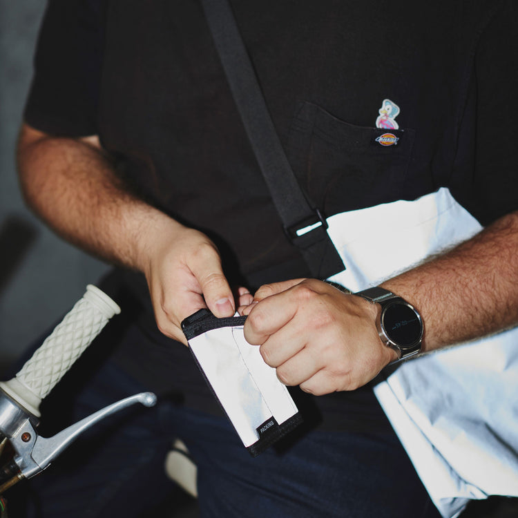 PACKING/ REFLECTIVE WALLET    PA-035