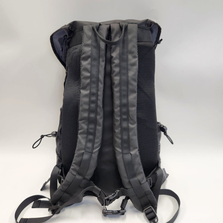 ELLIKER / Kiln（キルン）フード付きジップトップ バックパック 22L