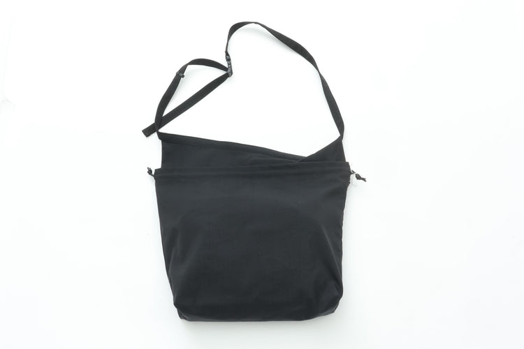 ERA. TAS BIG RED CROSS APRON BAG BLACK