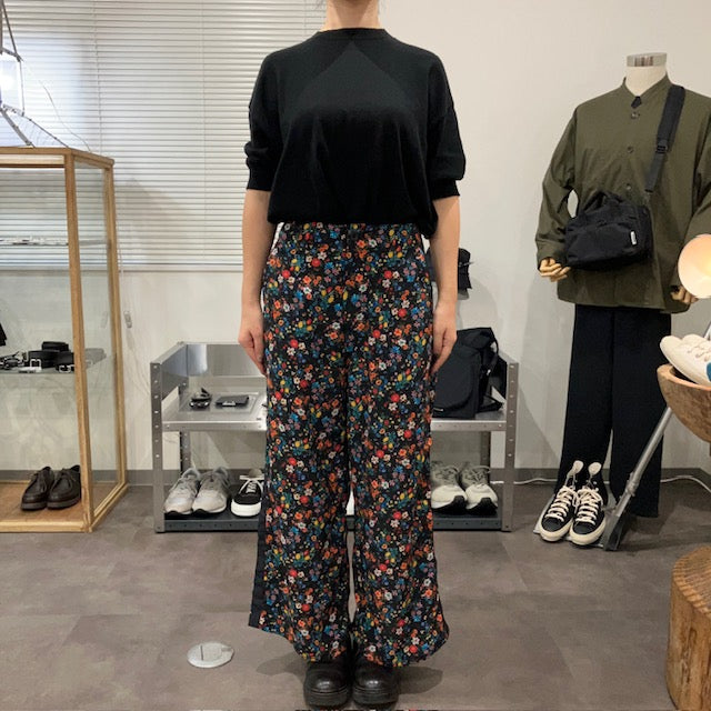 MEYAME  SIDE LINE WIDE PANTS  (FLOWER)  BLACK