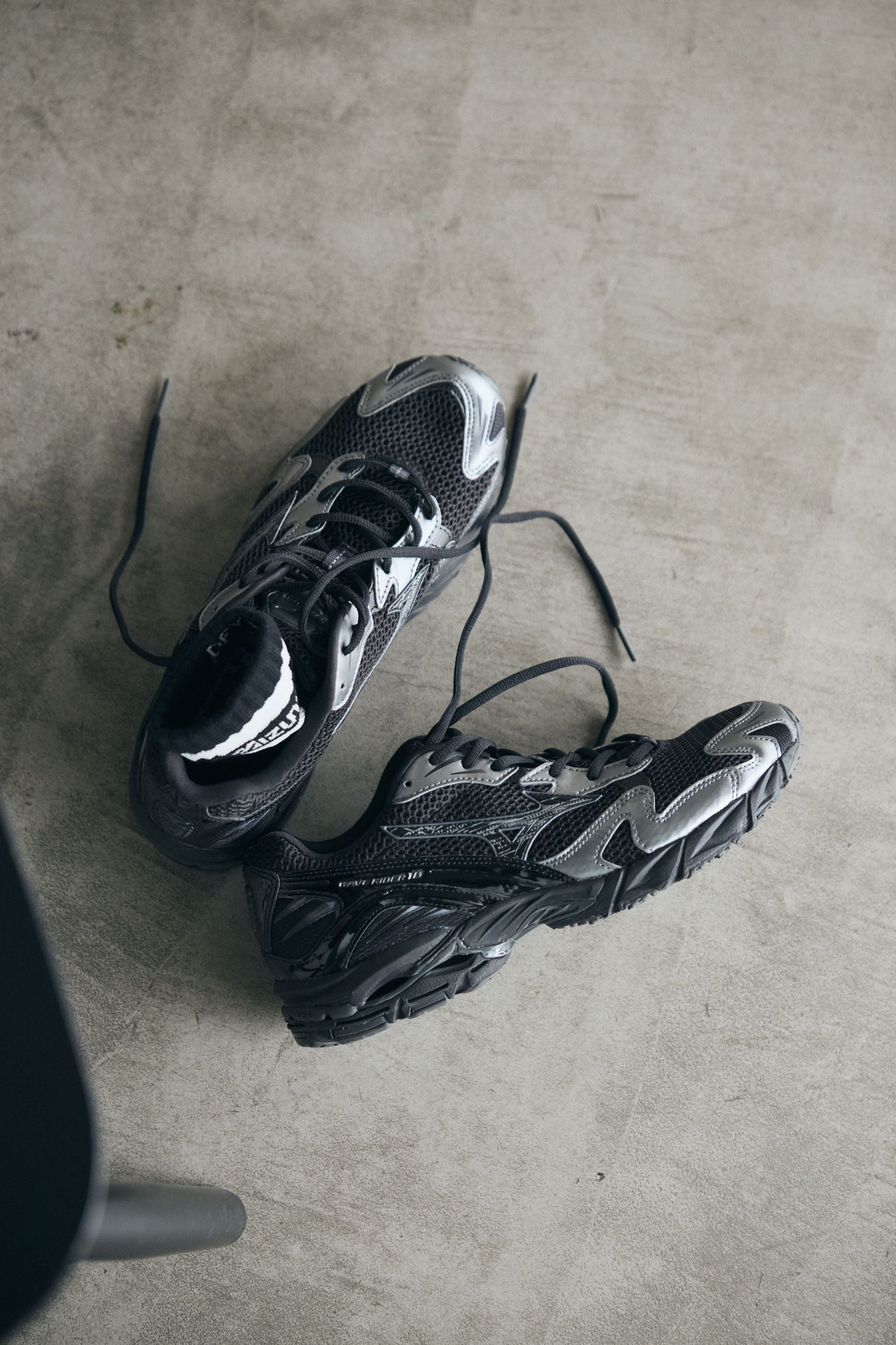 Mizuno Wave Rider ダークグレー テニスシューズ MIZUNO WAVE RIDER 10 BLACK / BLACK SAND / METALLIC GRAY – CASDAY