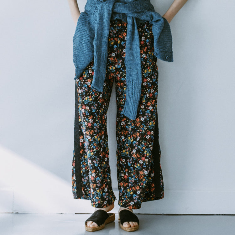 MEYAME  SIDE LINE WIDE PANTS  (FLOWER)  BLACK
