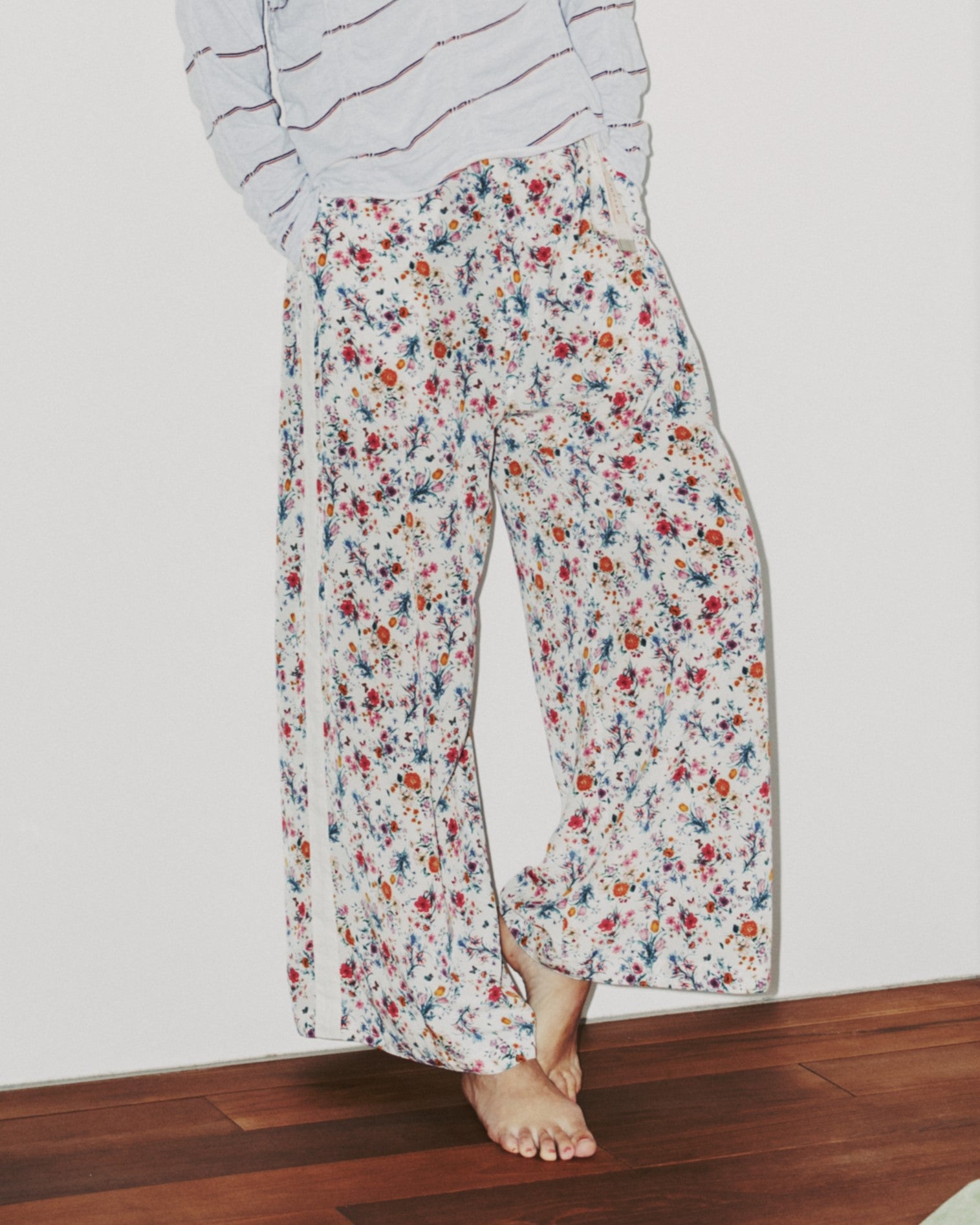 MEYAME SIDE LINE WIDE PANTS (FLOWER) WHITE – CASDAY / キャスデイ