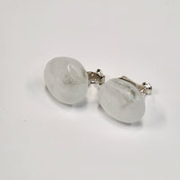 tiinei / 標本イヤリングガラス　-丸-（片耳） にごりライトグリーン