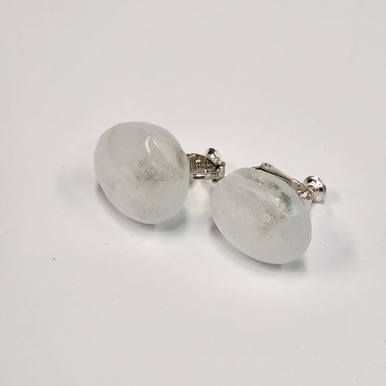 tiinei / 標本イヤリングガラス　-丸-（片耳） にごりライトグリーン