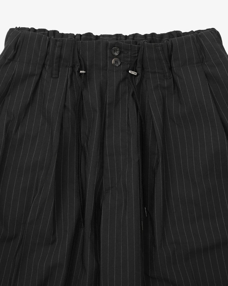 Sillage / circular short pants black stripe twill 