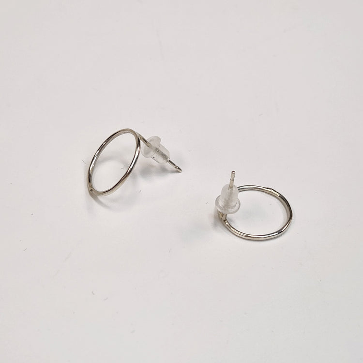 tiinei / 標本ピアス　シルバー円（片耳）