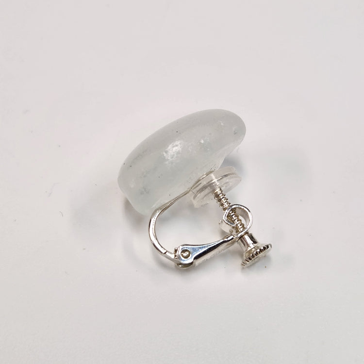 tiinei / 標本イヤリングガラス　-丸-（片耳） にごりライトグリーン