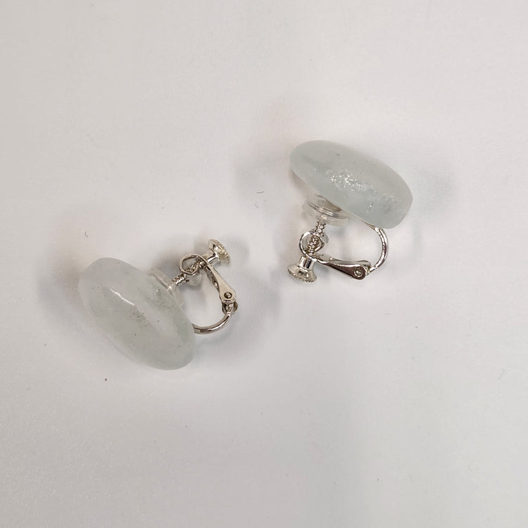 tiinei / 標本イヤリングガラス　-丸-（片耳） にごりライトグリーン