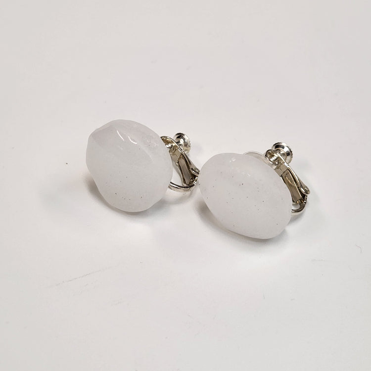 tiinei / 標本イヤリングガラス　-丸-（片耳） にごりホワイト