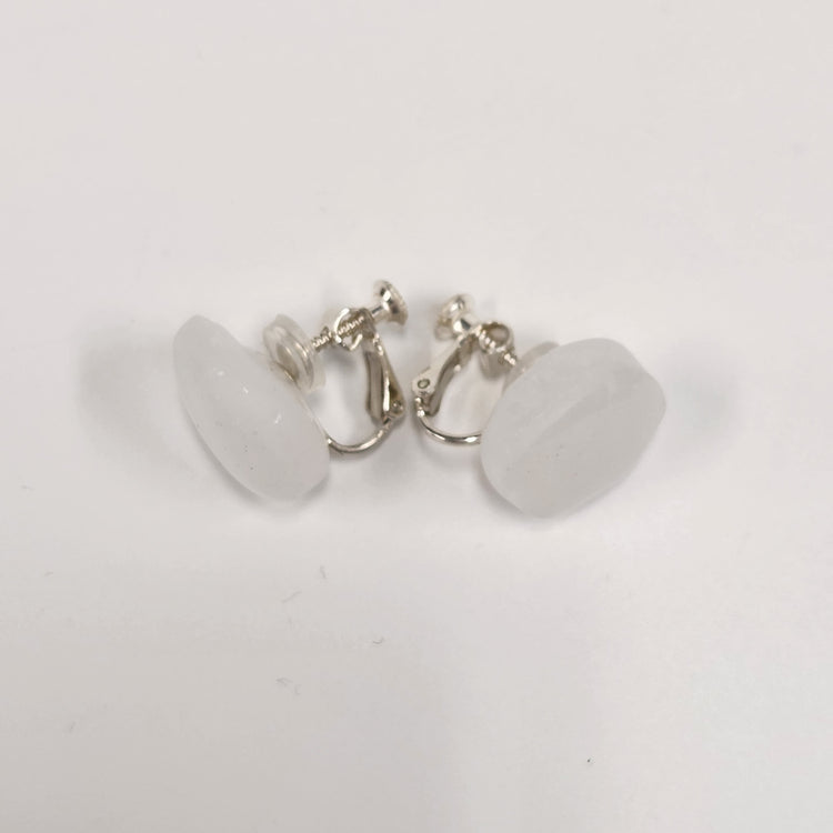 tiinei / 標本イヤリングガラス　-丸-（片耳） にごりホワイト