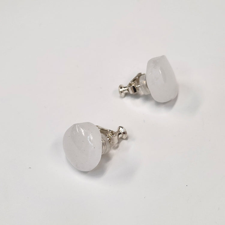 tiinei / 標本イヤリングガラス　-丸-（片耳） にごりホワイト