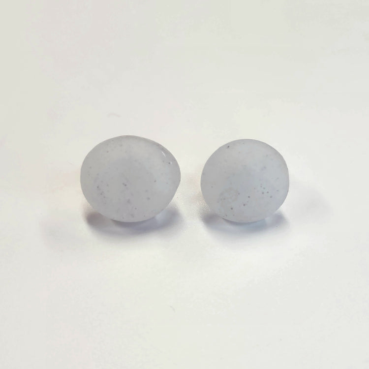 tiinei / 標本箱ピアスガラス・丸 にごりホワイト