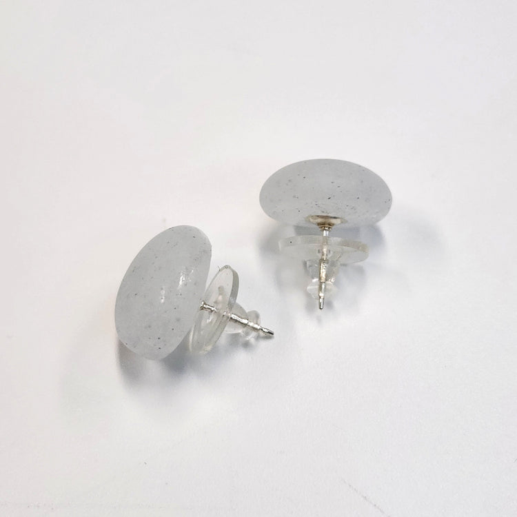 tiinei / 標本箱ピアスガラス・丸 にごりホワイト