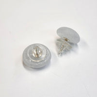 tiinei / 標本箱ピアスガラス・丸 ソフトグレー