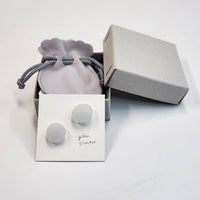 tiinei / 標本箱ピアスガラス・丸 ソフトグレー