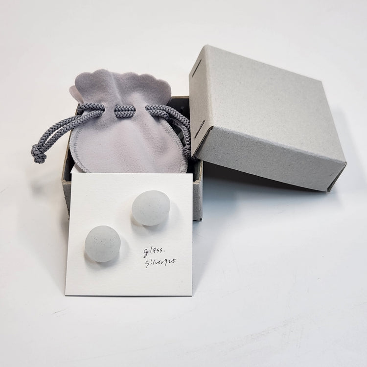 tiinei / 標本箱ピアスガラス・丸 にごりホワイト